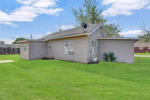 209 E 3rd St, Erick, OK 73645 photo 17