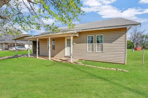 209 E 3rd St, Erick, OK 73645 photo 3