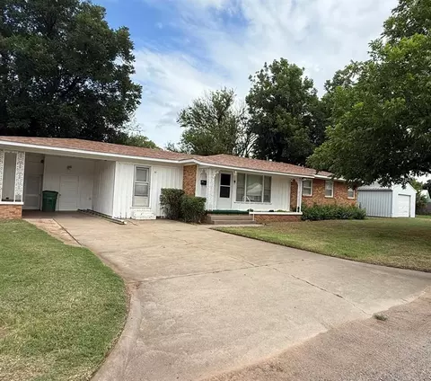 1906 N Pennsylvania Ave, Mangum, OK 73554