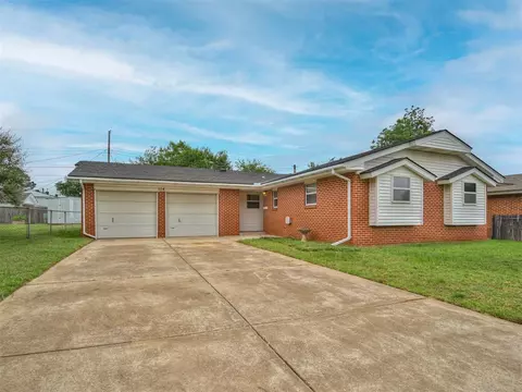 114 Platt Ln, Moore, OK 73160