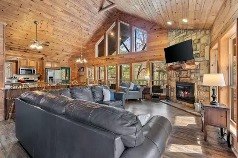 184 Almond Ln, Broken Bow, OK 74728