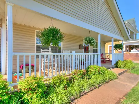 913 E Harrison Ave, Guthrie, OK 73044 photo 2