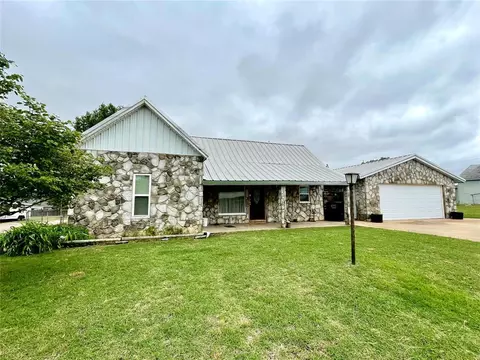 413 N Noble Ave, Hinton, OK 73047