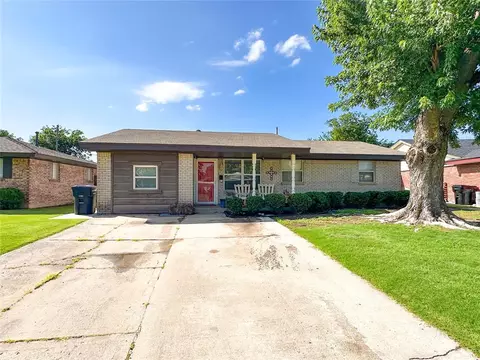 911 SW 2nd St, Moore, OK 73160