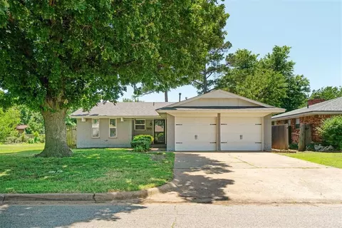 608 SW 9th St, Moore, OK 73160