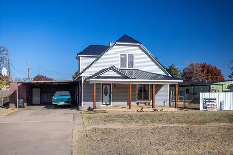 607 E C St, Arapaho, OK 73620