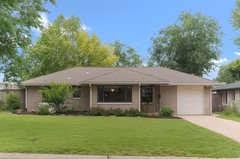 1718 Westminster Pl, Nichols Hills, OK 73120