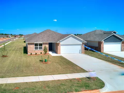 920 S Bear Ln, Mustang, OK 73064