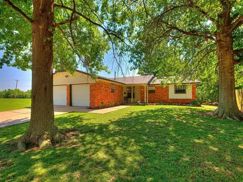 10620 Lyndon Rd, The Village, OK 73120