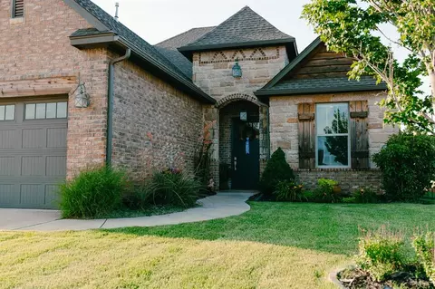 12113 SW 45th Ter, Mustang, OK 73064