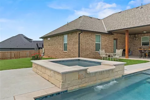 1031 Colonial Ave, Tuttle, OK 73089