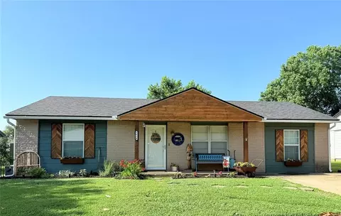 1616 NE 5th St, Moore, OK 73160