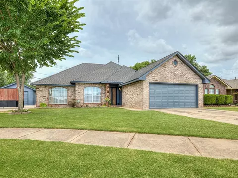 905 N Avery Dr, Moore, OK 73160