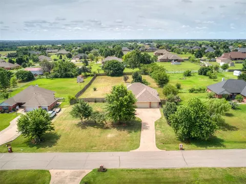 3922 Deer Xing, Edmond, OK 73025