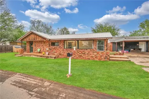 207 E Pine Ave, Sayre, OK 73662 photo 2