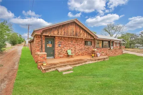 207 E Pine Ave, Sayre, OK 73662 photo 3