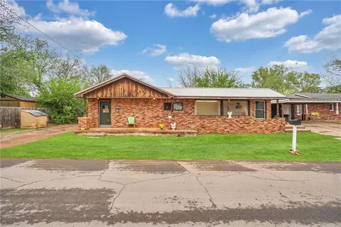 207 E Pine Ave, Sayre, OK 73662