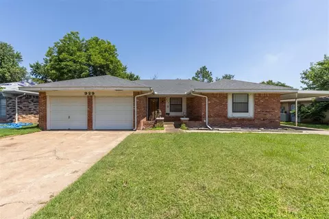 929 NE 5th St, Moore, OK 73160