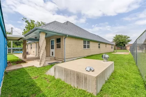 Exterior - 1009 Eagle Dr, Moore, OK 73160 photo 5 of 6