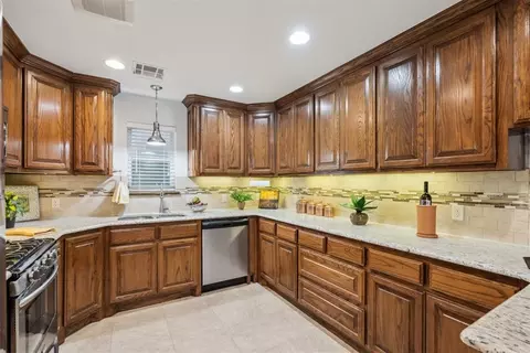 Kitchen - 1009 Eagle Dr, Moore, OK 73160 photo 5 of 7