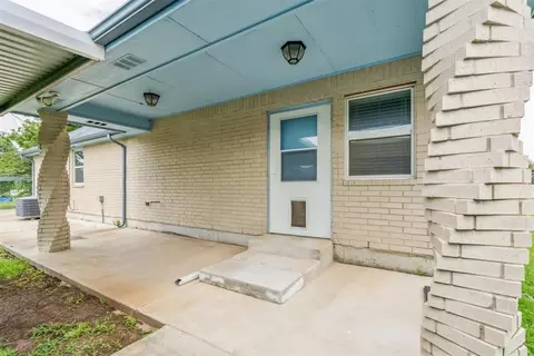 Exterior - 1009 Eagle Dr, Moore, OK 73160 photo 2 of 6