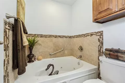 Bath - 1009 Eagle Dr, Moore, OK 73160 photo 3 of 5