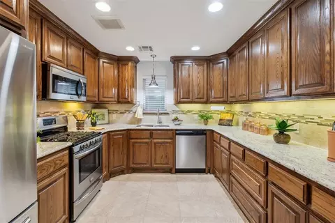 Kitchen - 1009 Eagle Dr, Moore, OK 73160 photo 6 of 7
