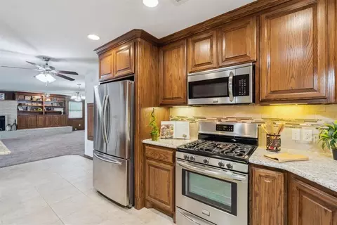 Kitchen - 1009 Eagle Dr, Moore, OK 73160 photo 2 of 7