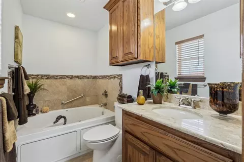 Bath - 1009 Eagle Dr, Moore, OK 73160 photo 1 of 5