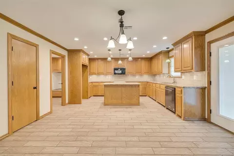 1120 Elizabeth Dr, Checotah, OK 74426 photo 3