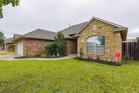 619 SW 28th St, Moore, OK 73160