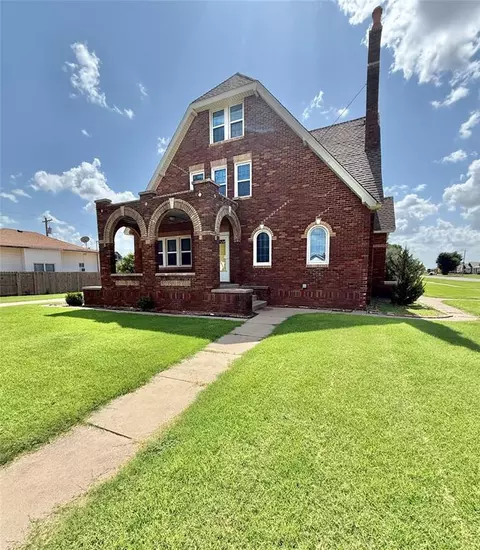722 E Main St, Sentinel, OK 73664 photo 2