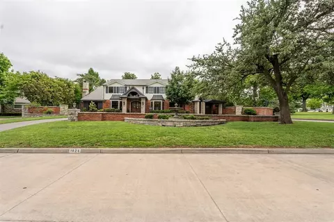 1824 Devonshire St, Nichols Hills, OK 73116