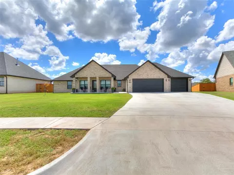 1104 Redbud Cir, Chickasha, OK 73018