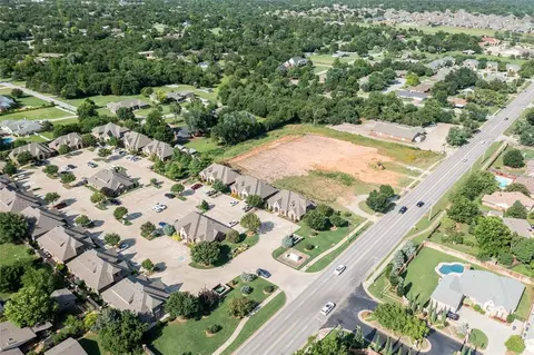 907 E 33rd St, Edmond, OK 73013 photo 3