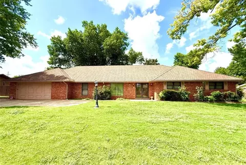 212 Meadowdale Dr, Chickasha, OK 73018