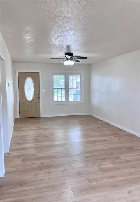 1329 E Spruce St, Altus, OK 73521 photo 3