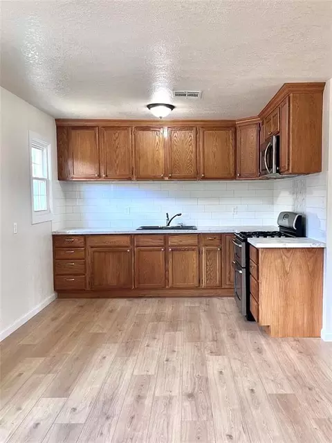 1329 E Spruce St, Altus, OK 73521 photo 4