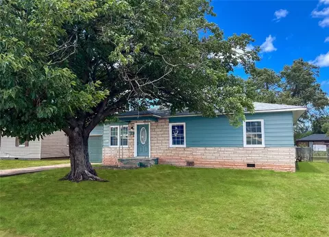 1329 E Spruce St, Altus, OK 73521 photo 2