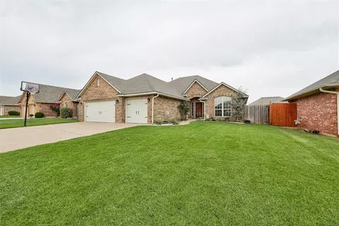 921 Tea Rose Dr, Yukon, OK 73099