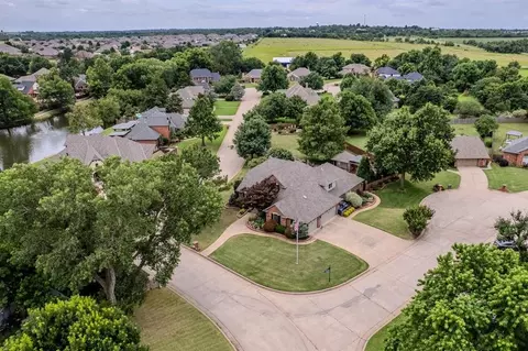 4719 W Two Lakes Ave, Norman, OK 73072