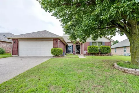 408 E Magnolia Ter, Mustang, OK 73064