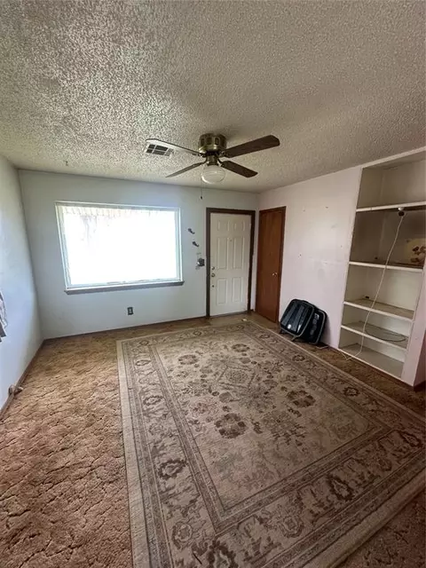 380 Weichel St, Colony, OK 73021 photo 3