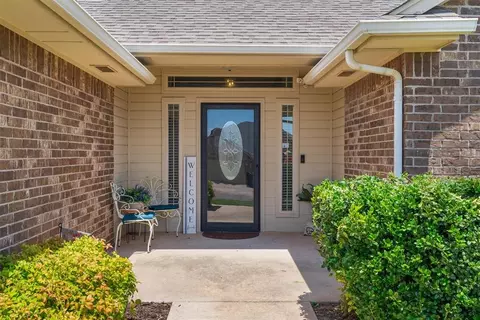 1905 NE 31st St, Moore, OK 73160