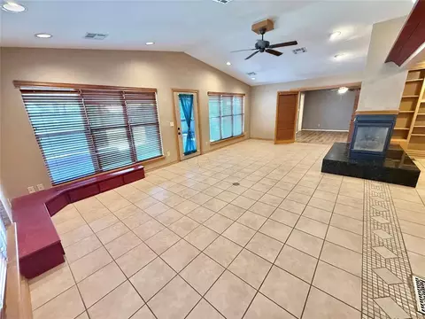 Living - 2512 Apache St, Altus, OK 73521 photo 4 of 9