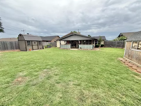 Exterior - 2512 Apache St, Altus, OK 73521 photo 8 of 9