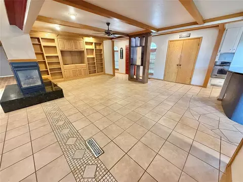 Living - 2512 Apache St, Altus, OK 73521 photo 3 of 9