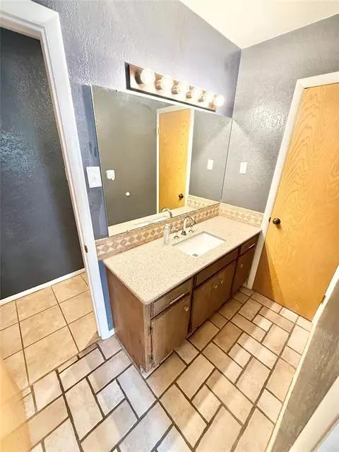 Bath - 2512 Apache St, Altus, OK 73521 photo 4 of 5