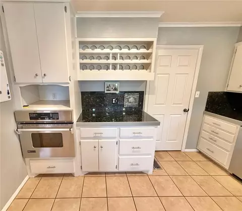 Kitchen - 2512 Apache St, Altus, OK 73521 photo 5 of 5