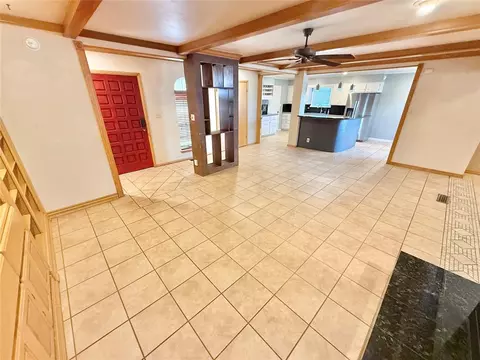 Living - 2512 Apache St, Altus, OK 73521 photo 2 of 9